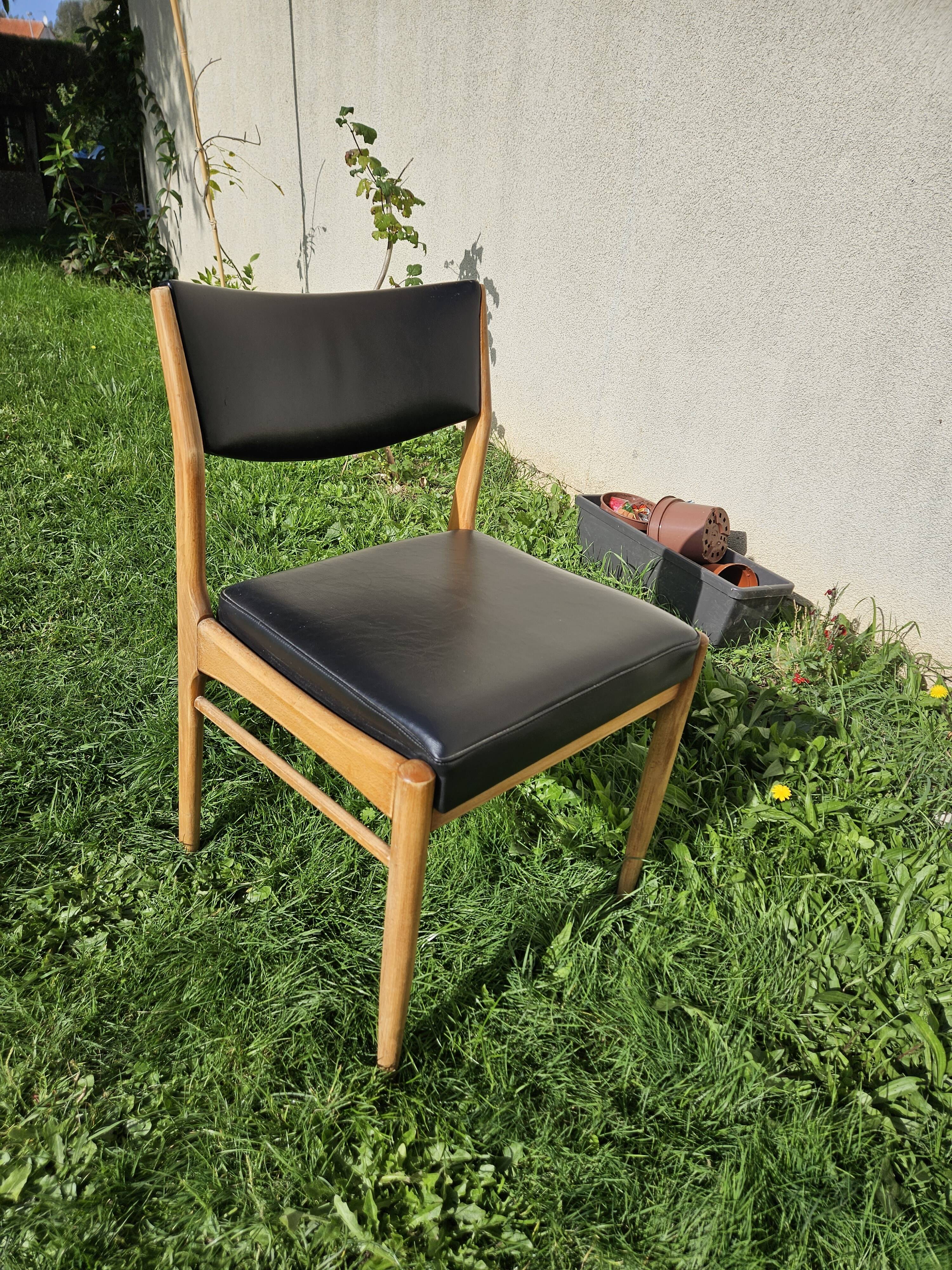 Chaise scandinave assise et dossier similicuir