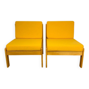 Paire de chauffeuses vintage scandinaves en pin et tissu