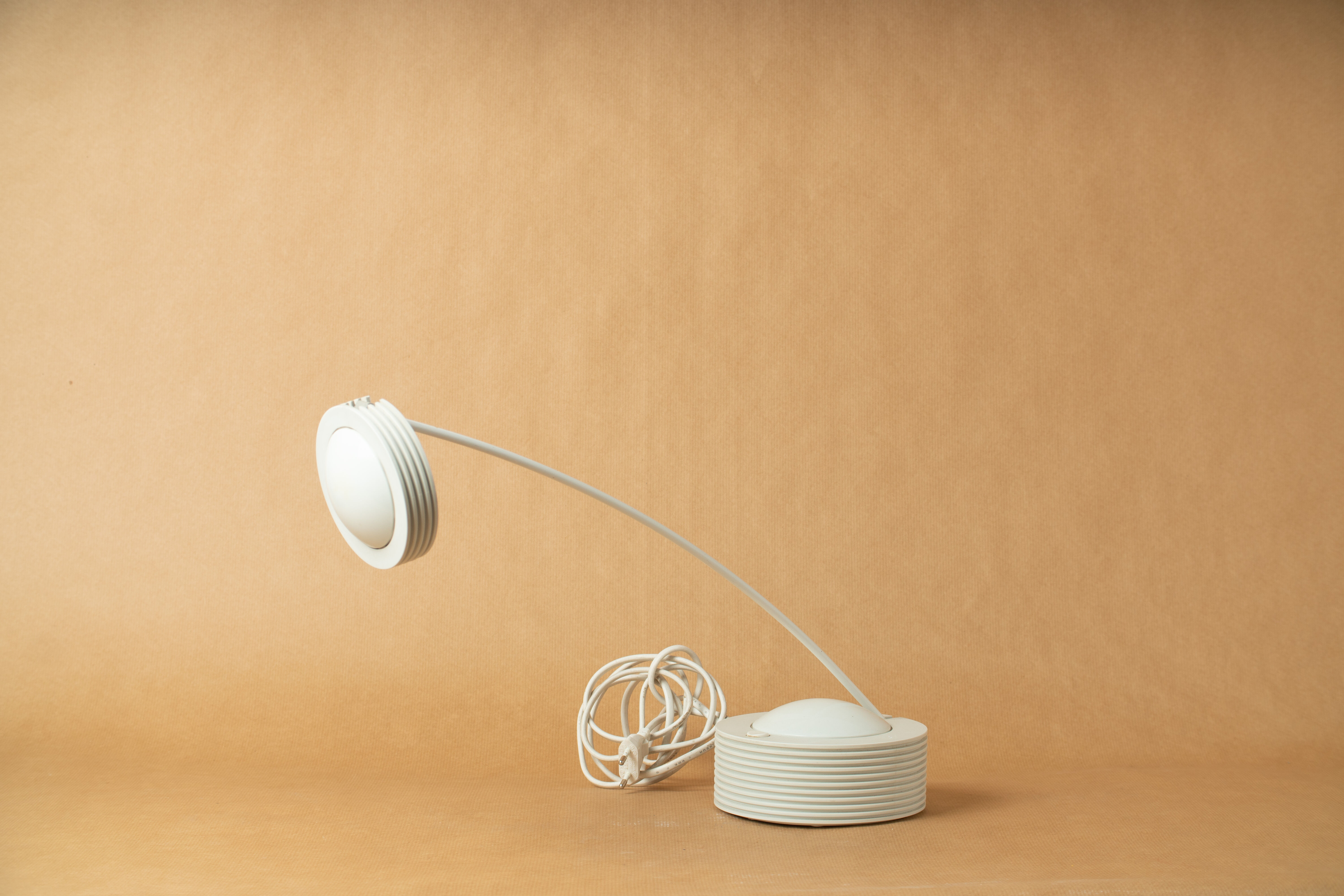 Desk table lamp vintage design 1980 reclining remote arm white