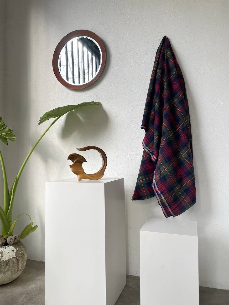 Wooden sculpture vase