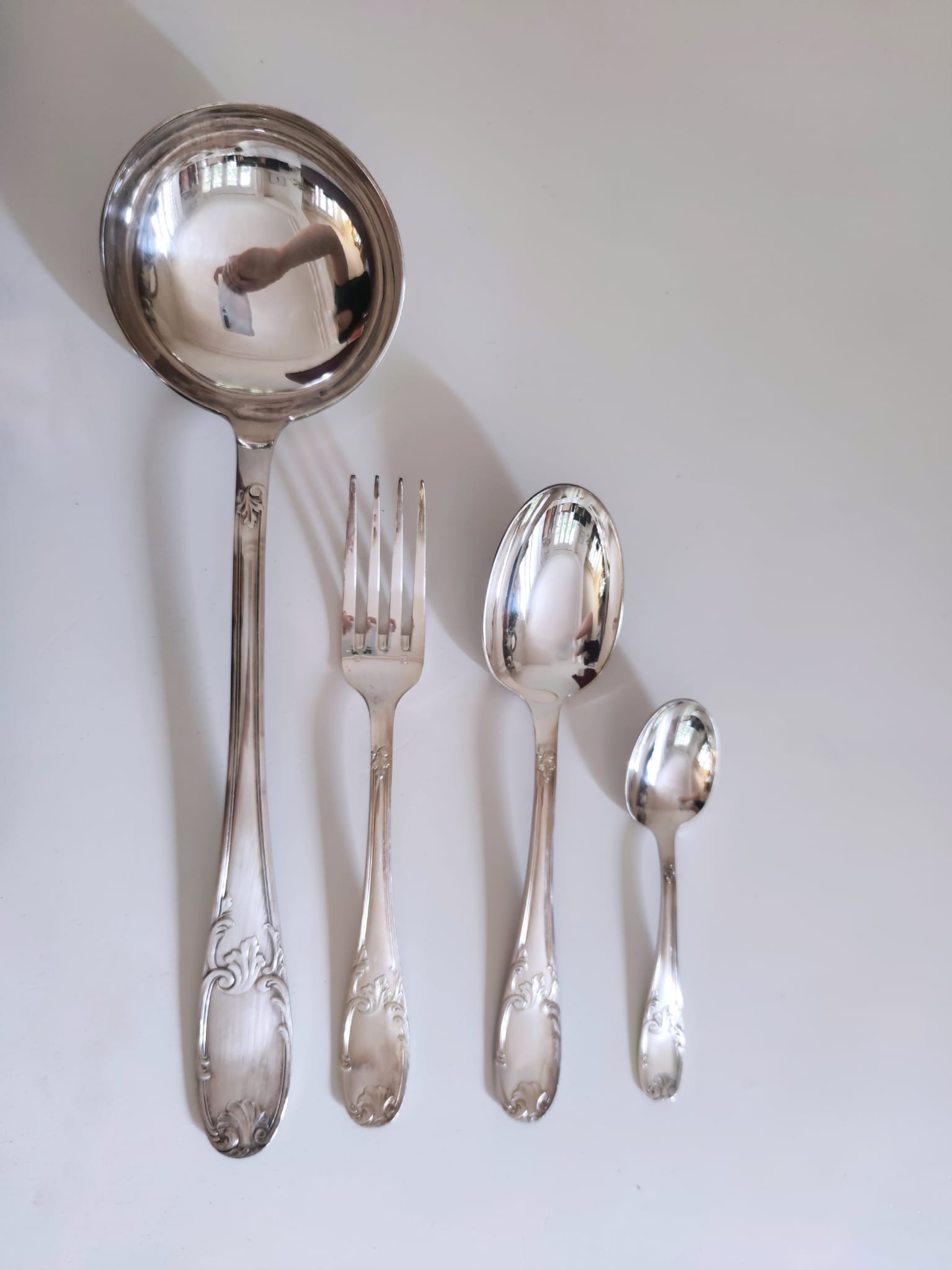 Silver metal housewife model Rocaille