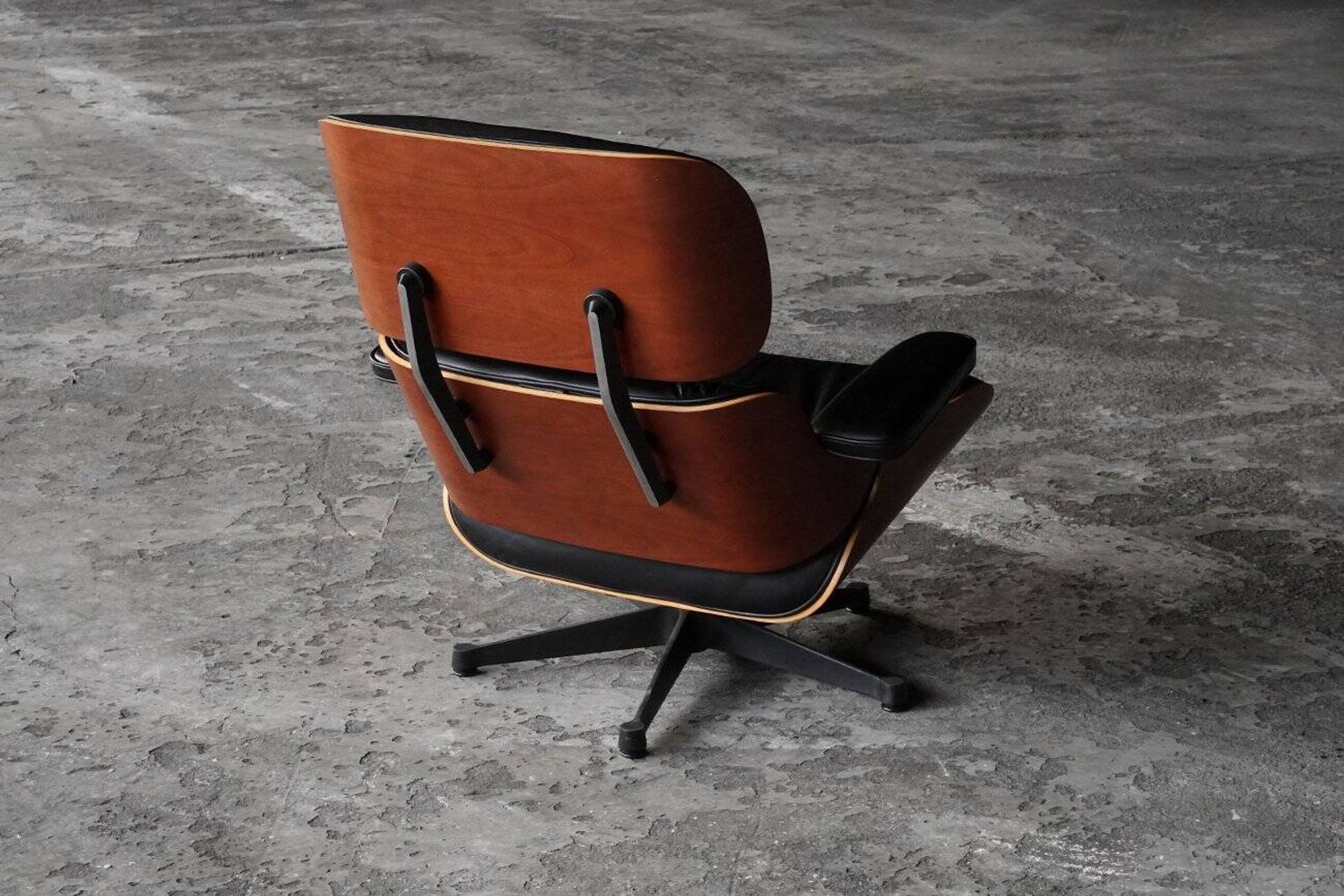 Fauteuil Lounge par Ray & Charles Eames pour Vitra, années 2000.