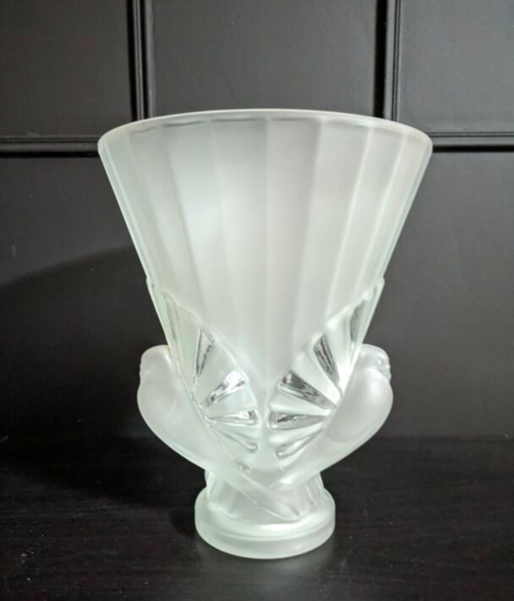 Vase aux ''colombes'' opalescent Art Déco