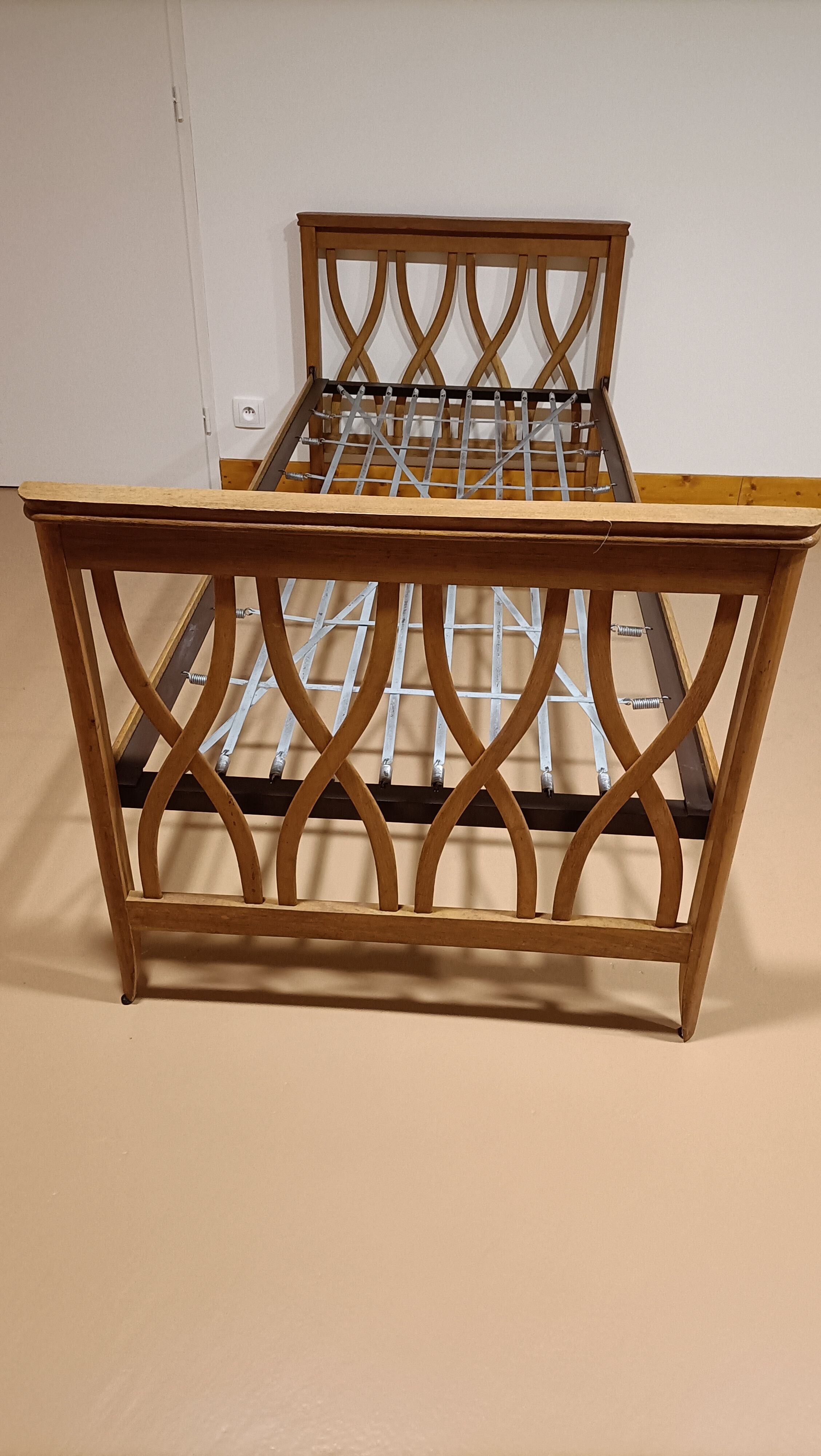 Vintage pull-out beds with cross-beams