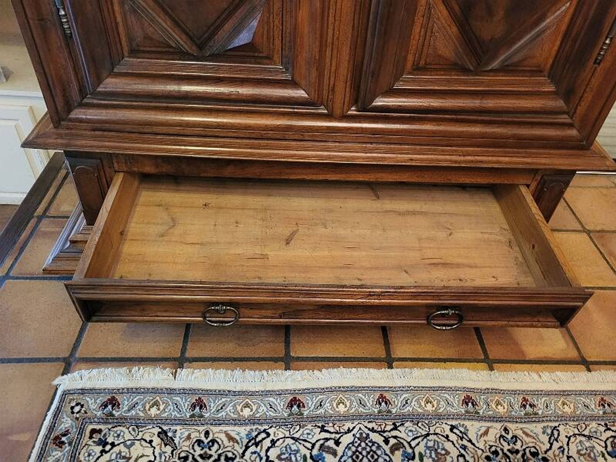 Armoire Louis XIII en noyer pointe de diamant et 2 portes, XVIIIème siècle