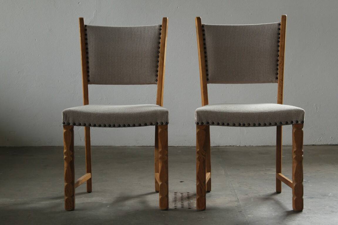 Ensemble de six chaises de salle à manger en chêne vintage danois, style Henning Kjærnulf, années 1960.