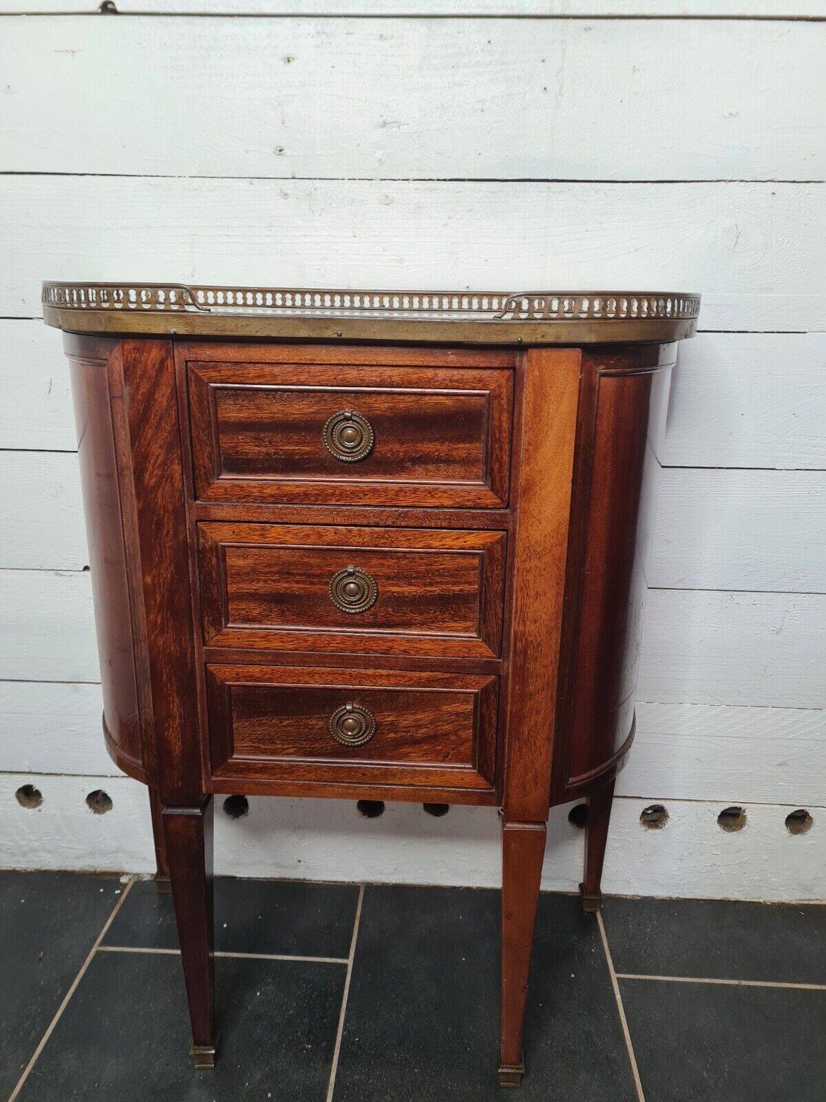 commode galbée en acajou avec dessus marbre