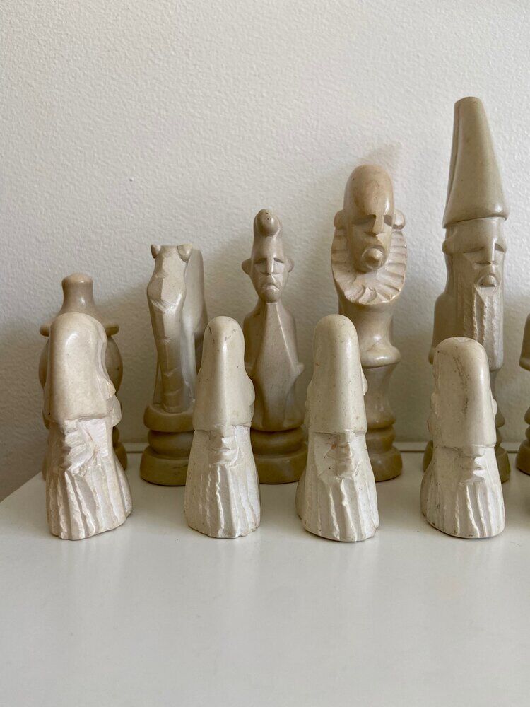 32 stone chess pieces