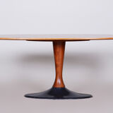 Table ovale tchèque en palissandre du milieu du siècle avec base en fonte, années 1950