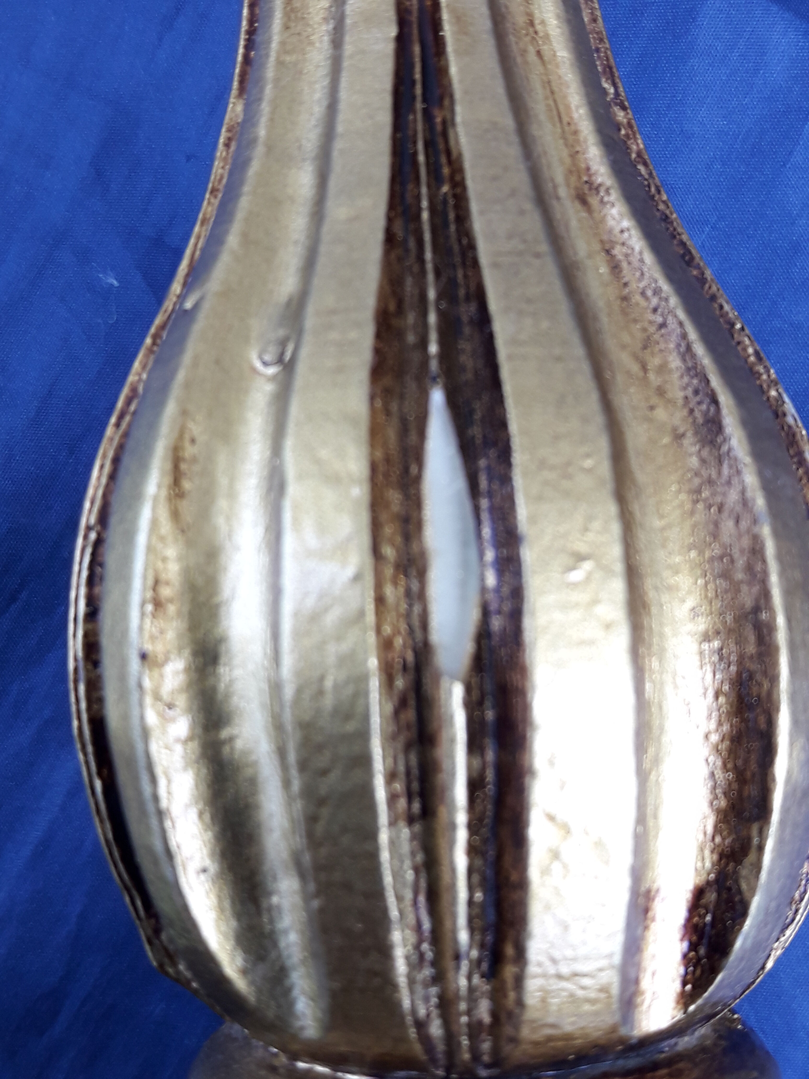 Lamp foot in golden resin