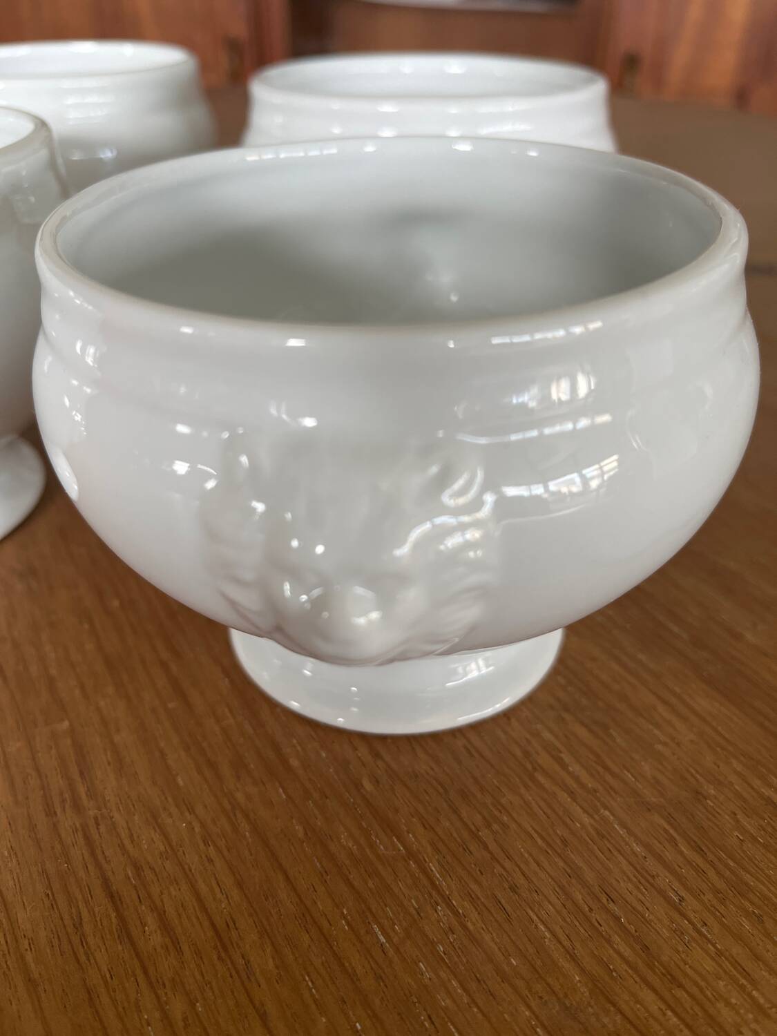 6 white porcelain lion head soup bowls