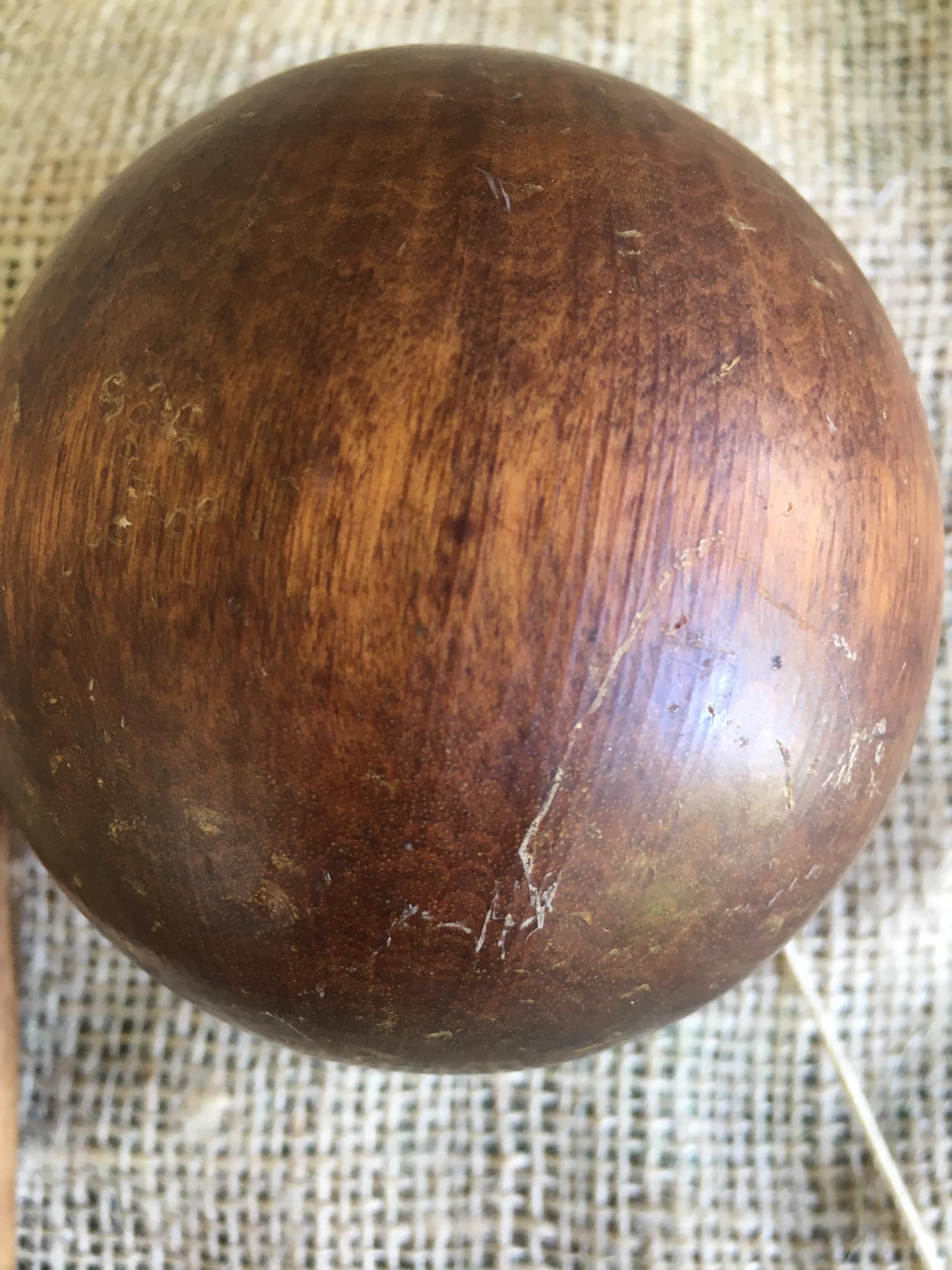 Bilboquet ancien en bois de noyer