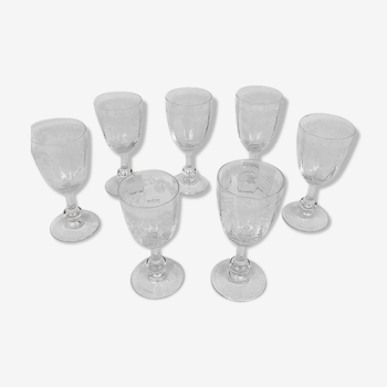 Série de sept verres à pied anciens en cristal gravé, apéritif, digestif