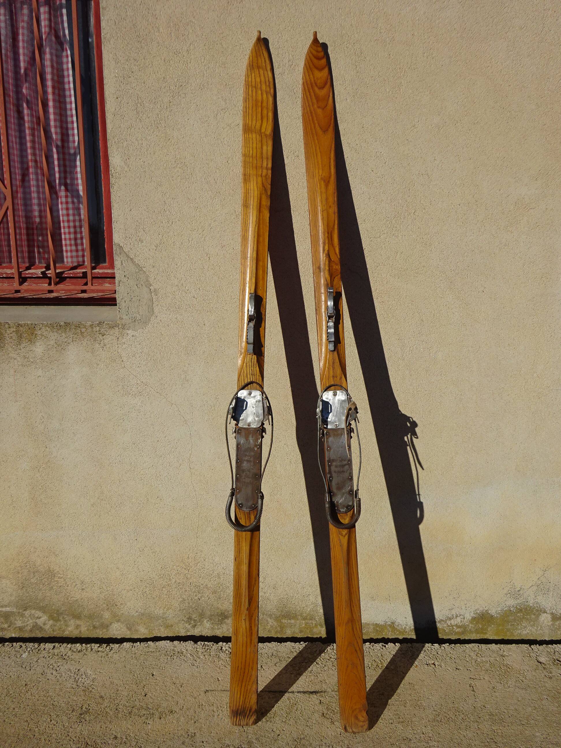 Pair of old wooden skis and metal bindings altiere