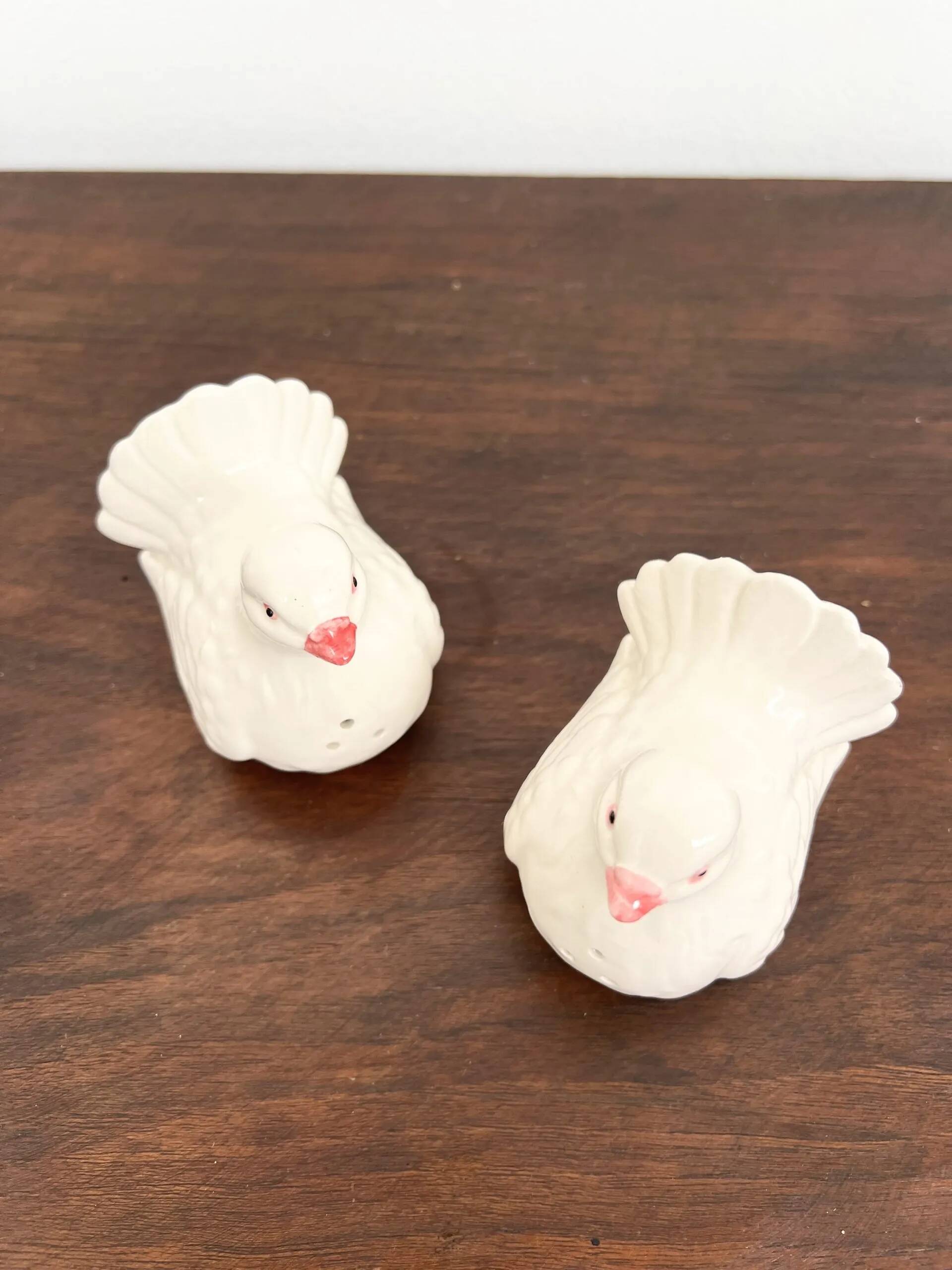 Ceramic salt and pepper set in white doves