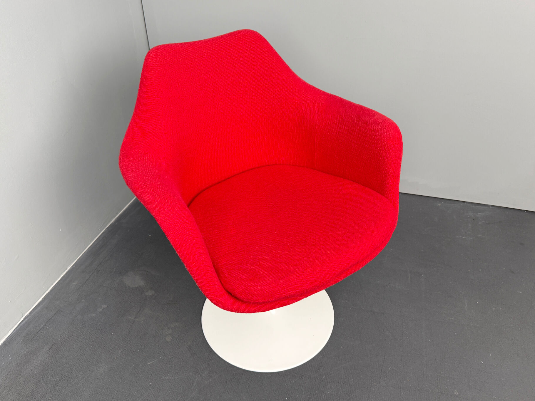 Tulip chair – swivel armchair red, by Eero Saarinen for Knoll International, Italy, 1960s