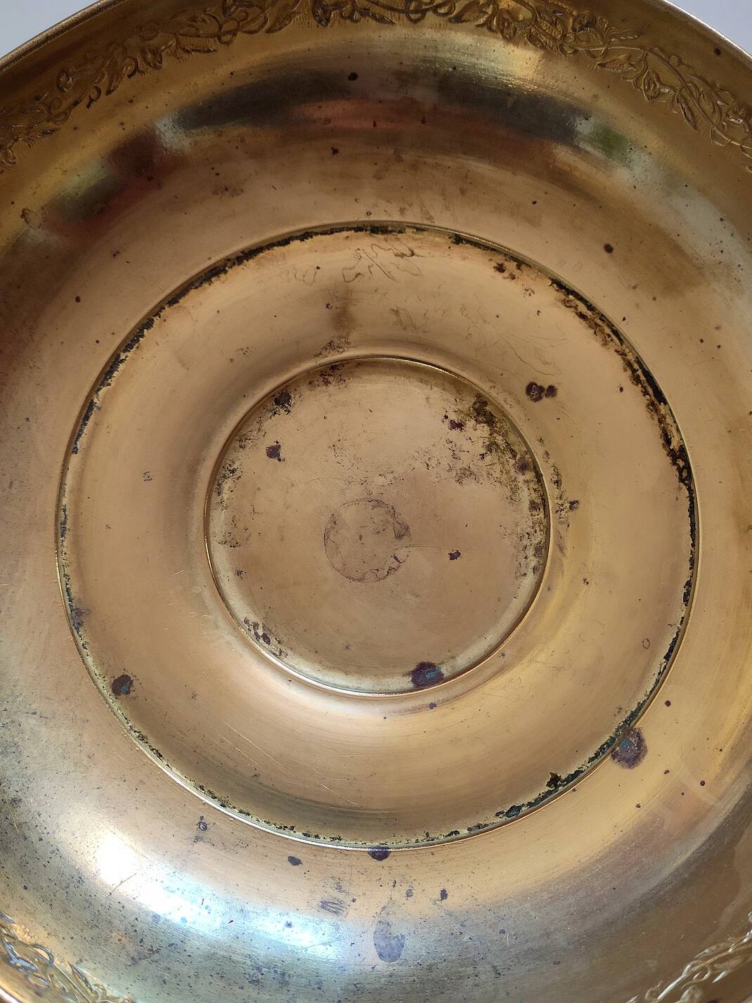 Coupe à pied laiton repoussé