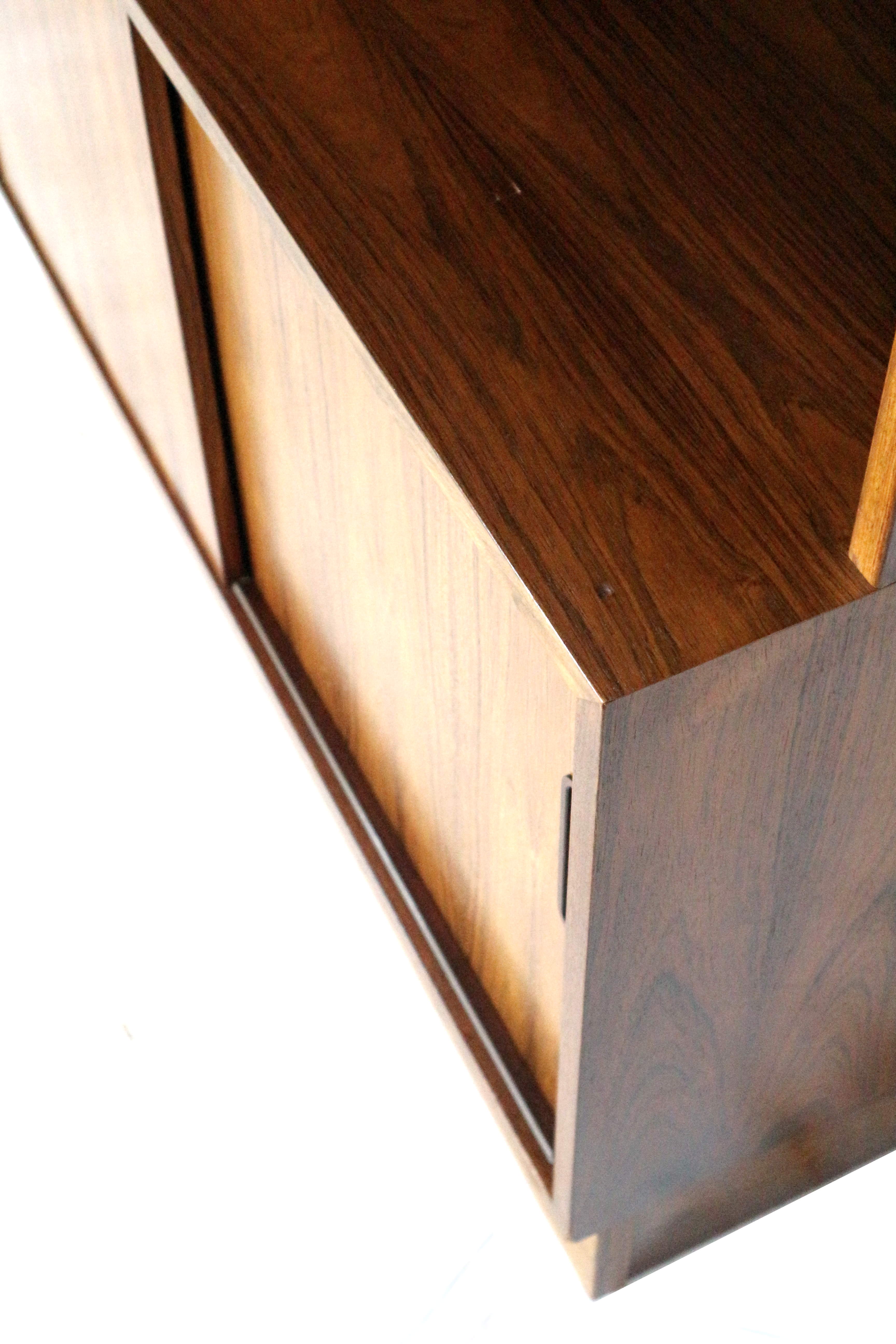 Vitrine design danoise en palissandre par Poul Hundevad des années 1970