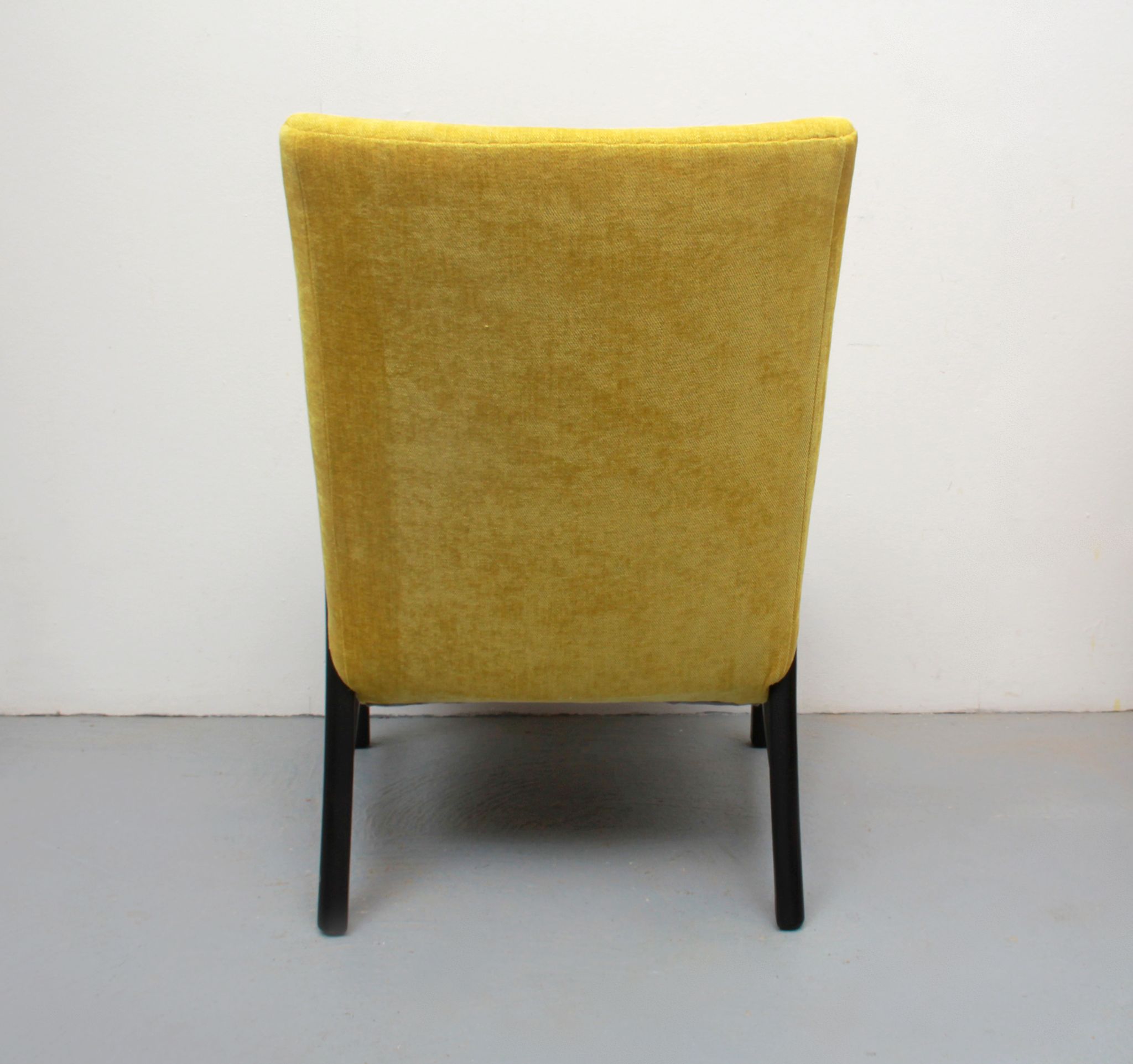 Fauteuil des années 1950 en velours jaune, entièrement restauré