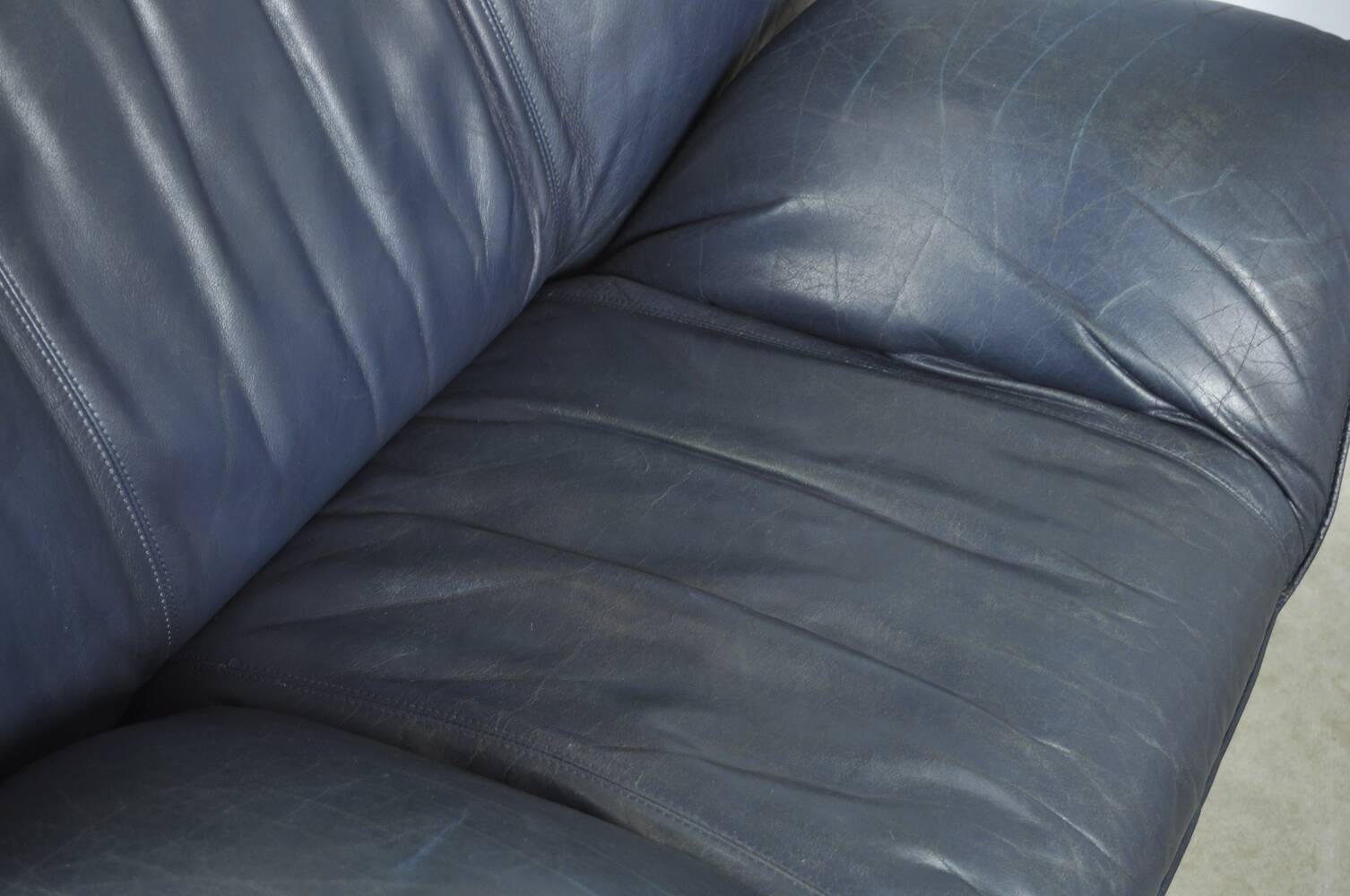 Leolux / vintage "tango" armchair in blue leather / jan armgardt / 1980s netherlands