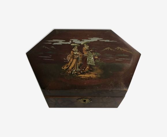 Boite ancienne en bois motifs orientalistes signée