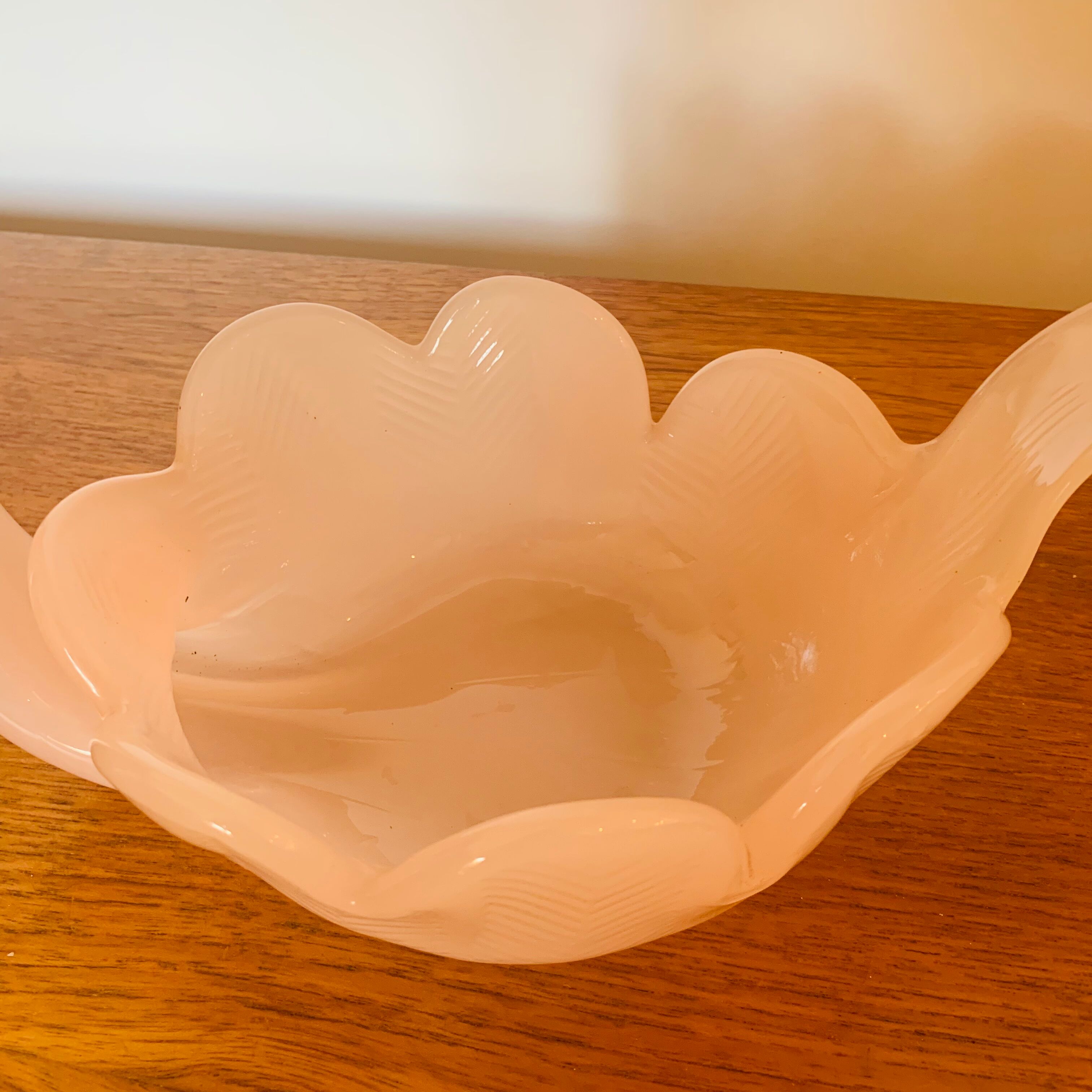 Pink glass paste swan emptier