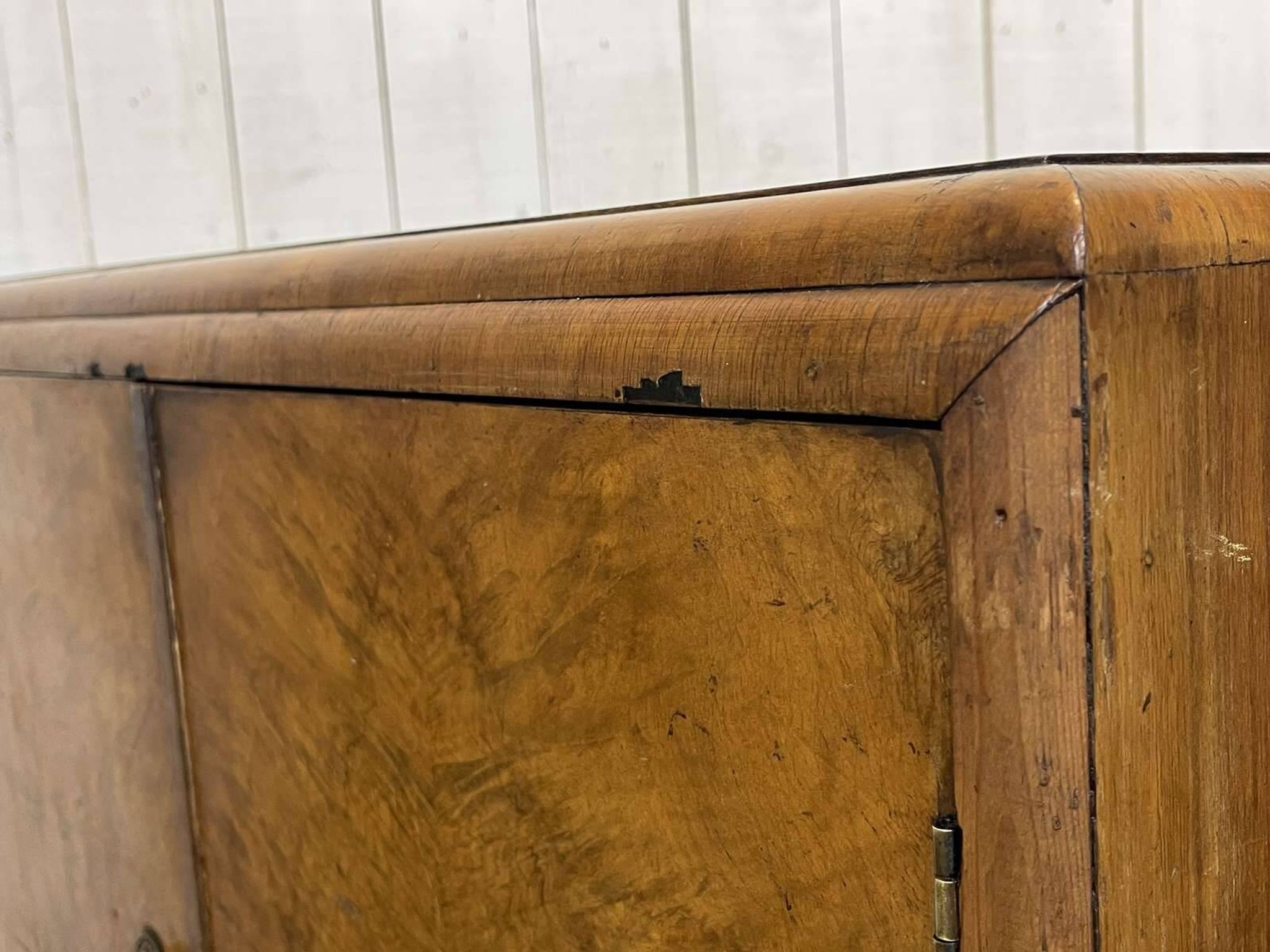 1950s English sideboard with drawers, Art Deco style, in walnut burl.