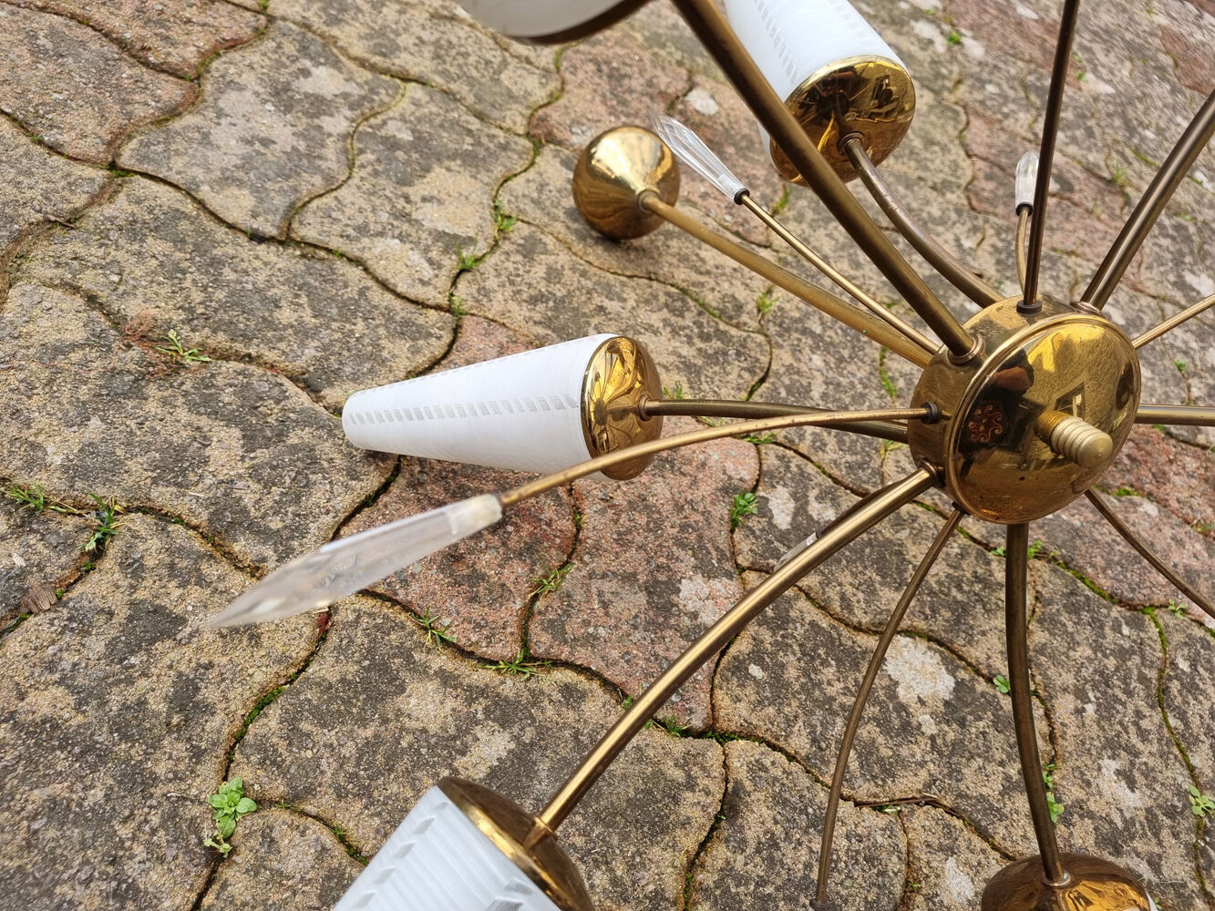 Suspension sputnik, 8 lights, brass, tulips opaque glass, vintage, 50s
