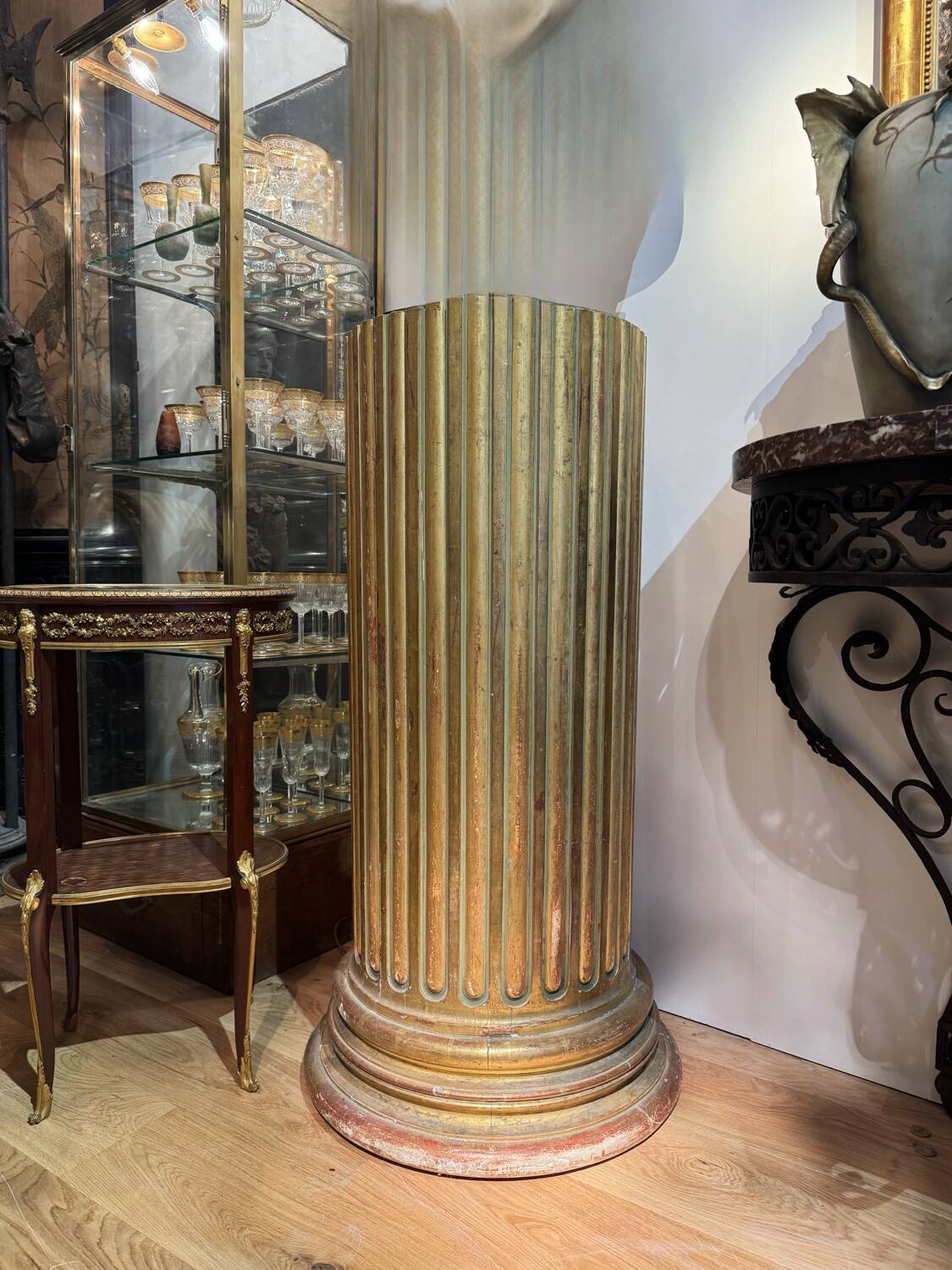 Large fluted golden wood column with a marble top, work from around 1900.