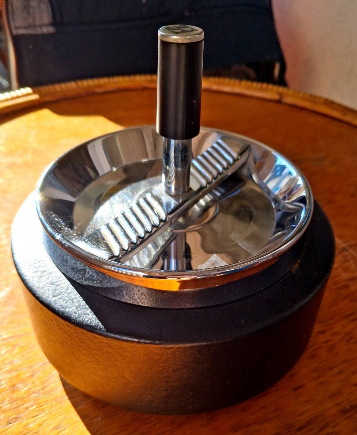 Cendrier noir et chromé vintage