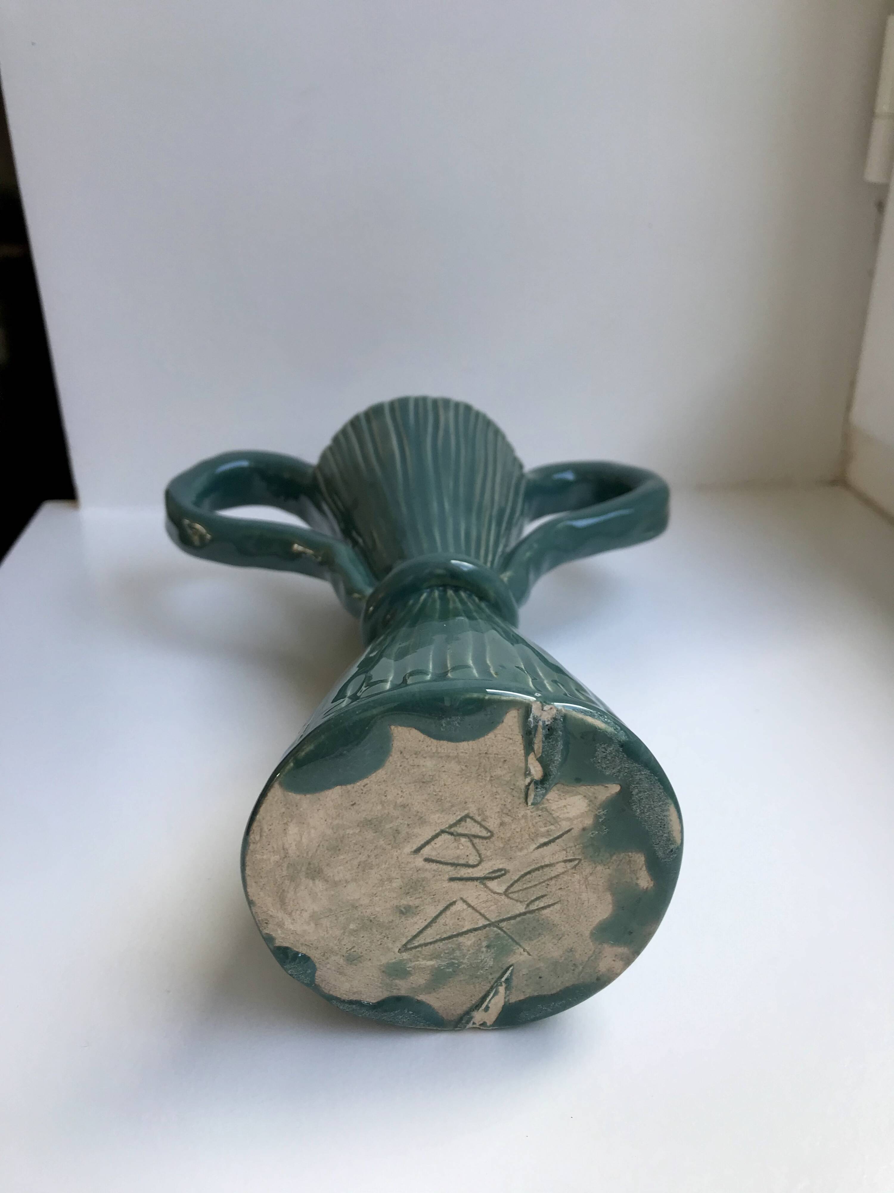 Vase avec anse en céramique poterie signé bleu céladon années 70