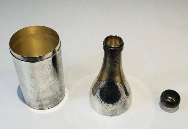 Rare shaker en métal argenté et laiton en forme de bouteille de champagne