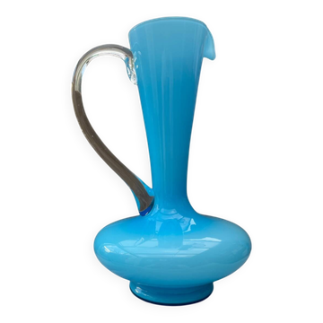 Vase, carafe en opaline bleue avec anse transparente