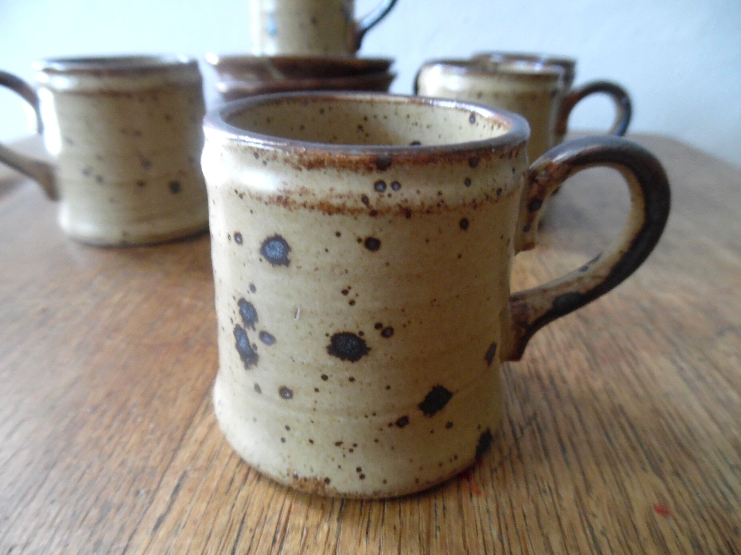 Tasses à café et soucoupes en grès