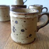 Tasses à café et soucoupes en grès