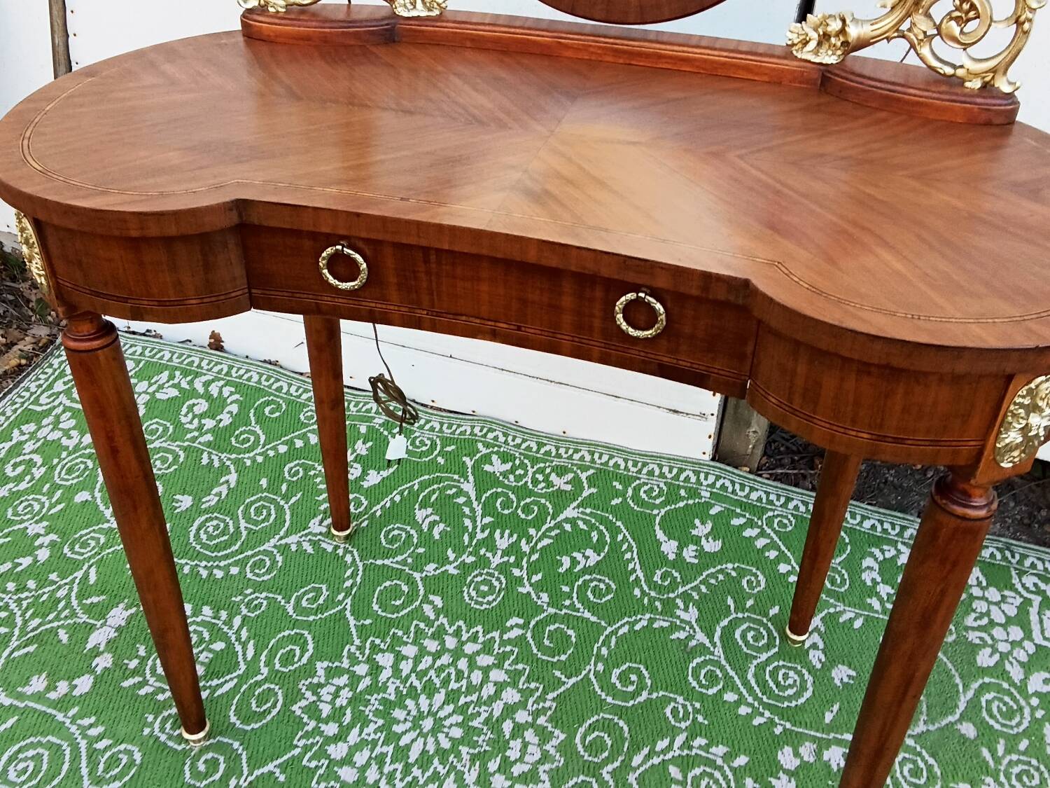 Kidney dressing table