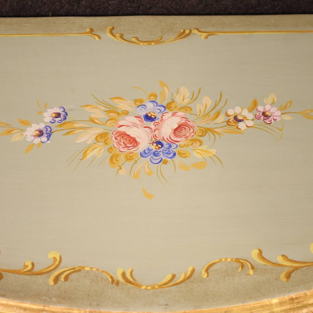 Commode vénitienne laquée, peinte et dorée du XXe siècle