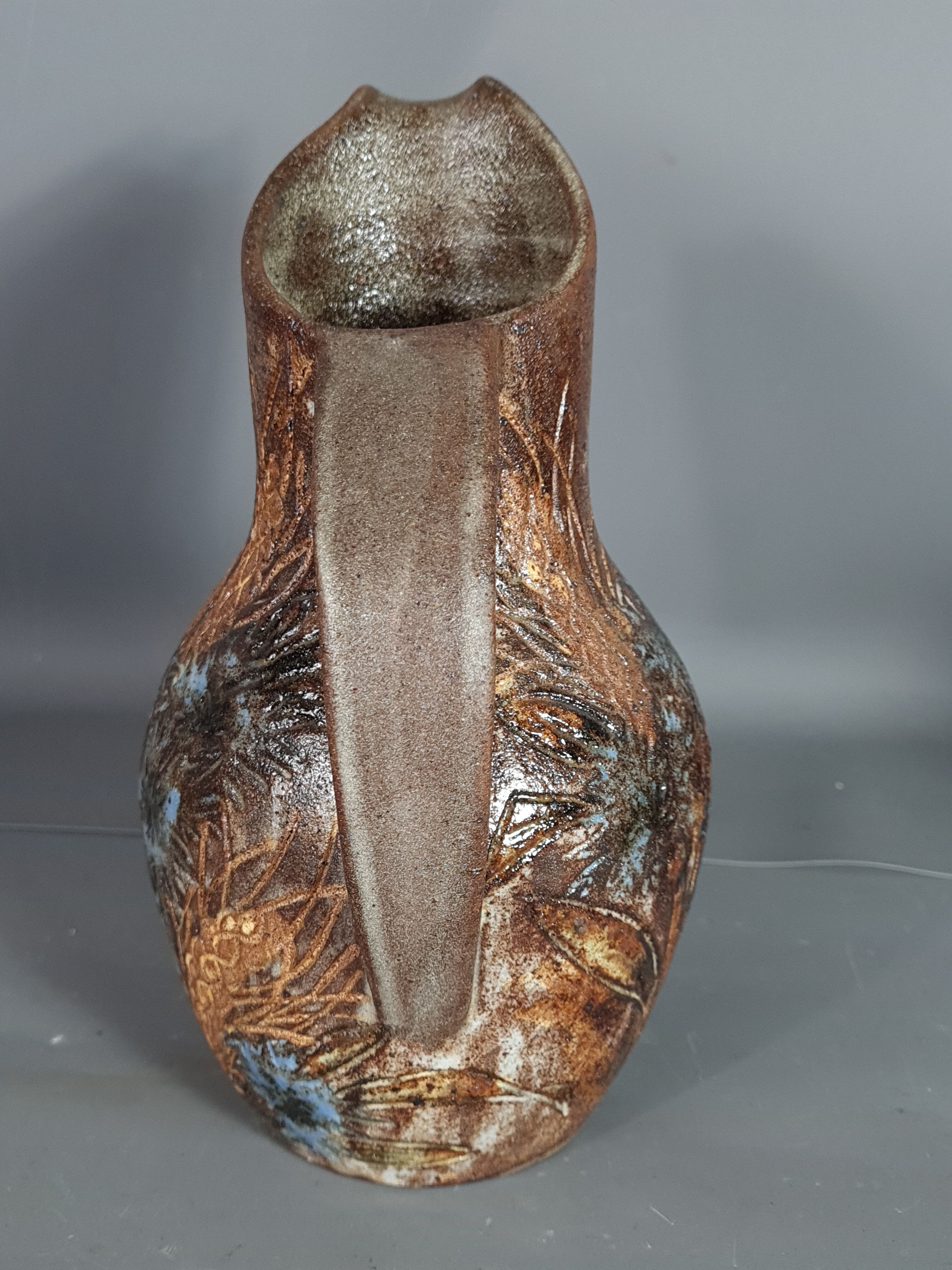A. Kostanda à Vallauris: pichet en grès émaillé, signé. 22 cm Parfait état. SB