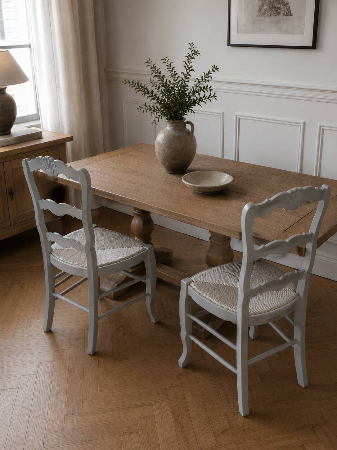 Duo de chaises style campagne réenchantées en gris perle.