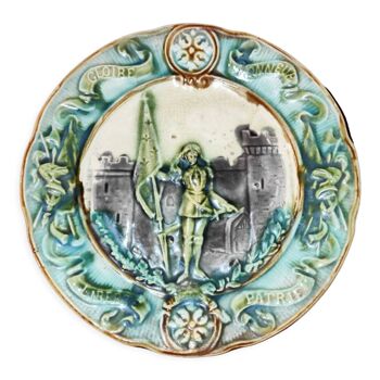 Assiette ancienne en barbotine sur céramique à l'effigie de Jeanne d'Arc Gloire Honneur Liberté Patrie