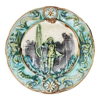 Assiette ancienne en barbotine sur céramique à l'effigie de Jeanne d'Arc Gloire Honneur Liberté Patrie