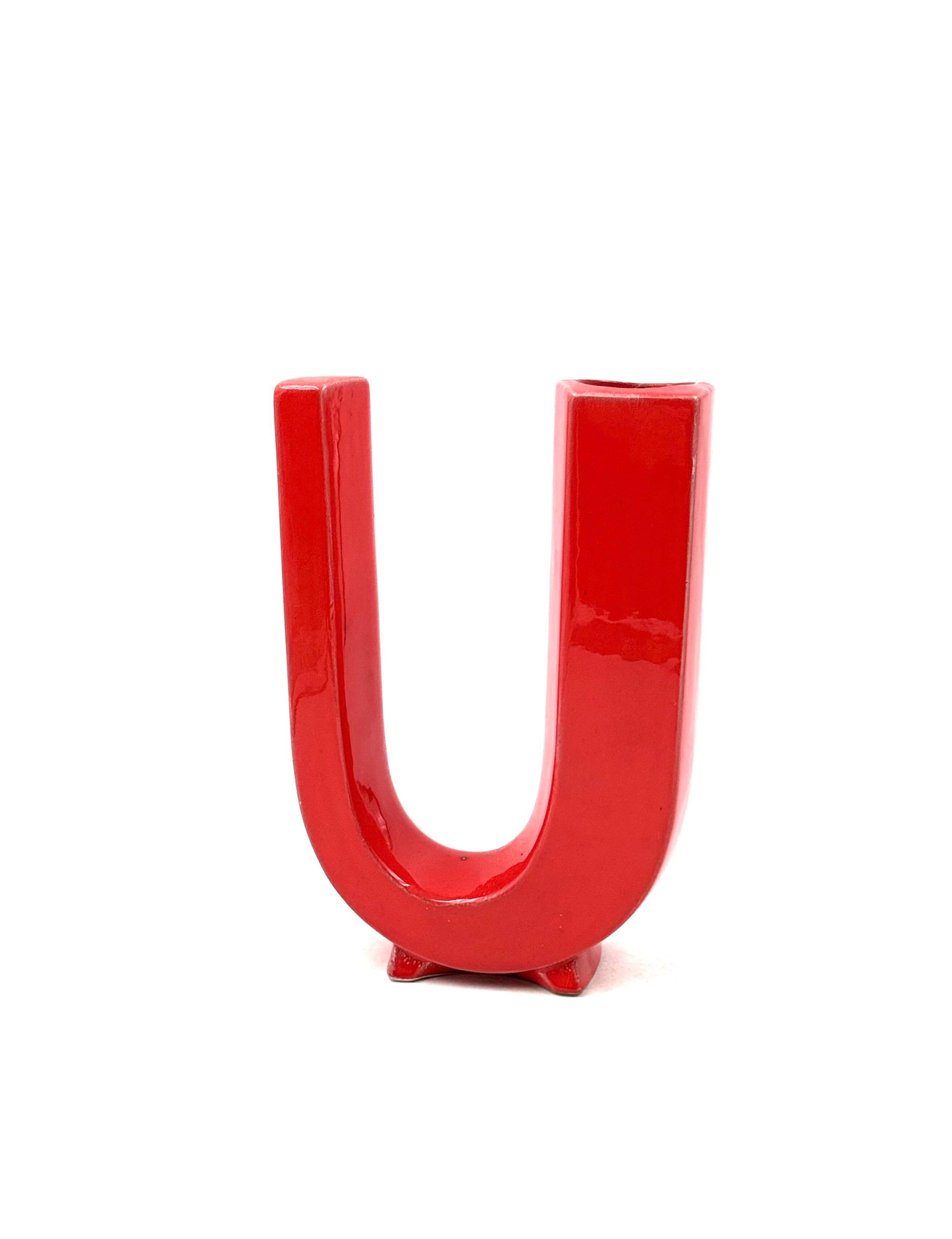 Space age red U letter ceramic solifleur vase, Marcel Radureau Francia 1970