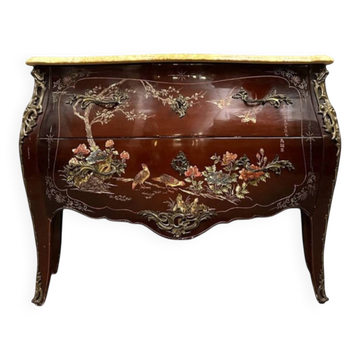Commode sauteuse galbée en laque à décor japonisant