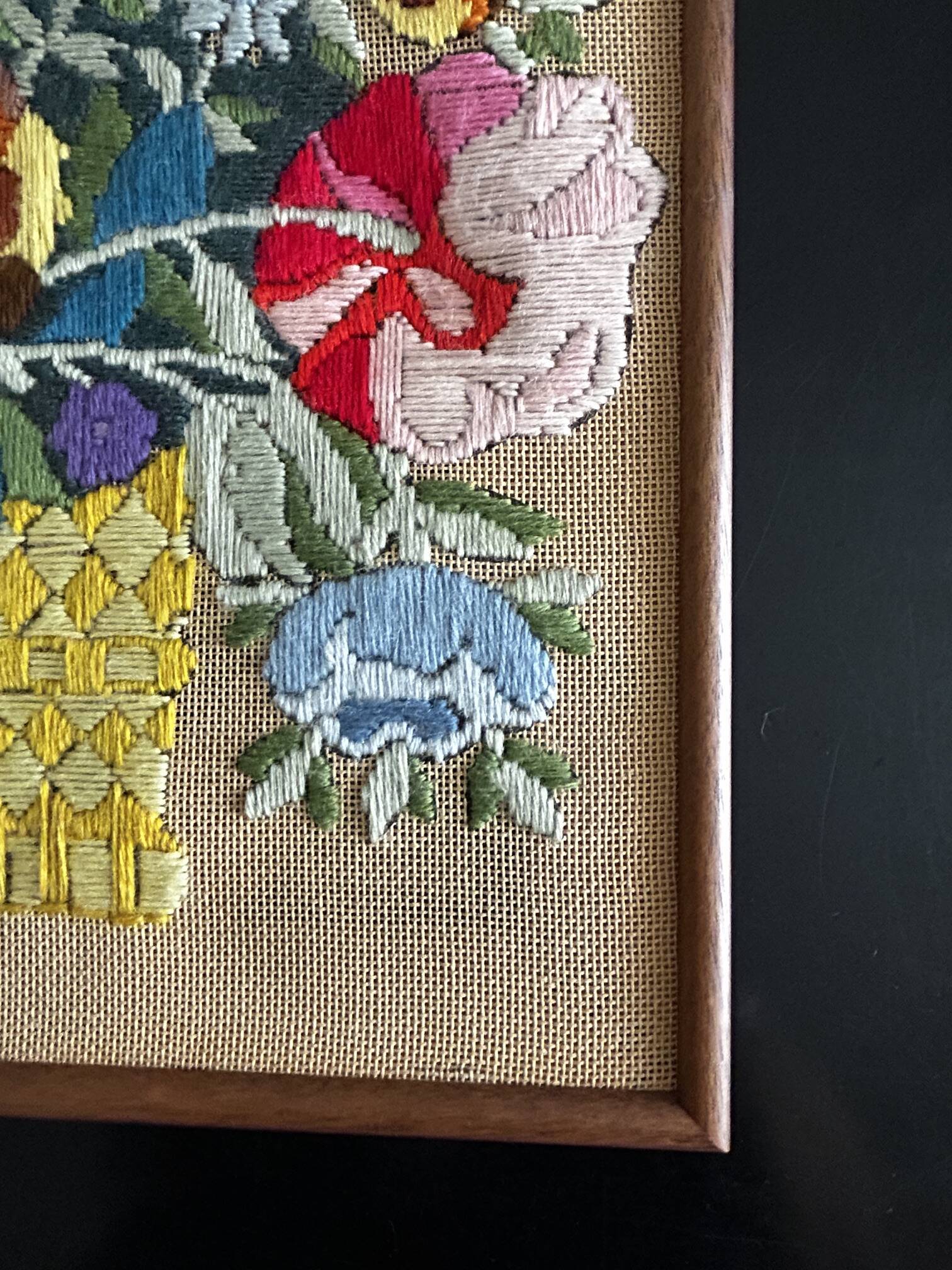 tableau fleurs brodées 1970