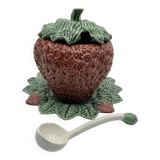 Grande soupière en barbotine fraise avec louche et plateau Bordallo Pienher