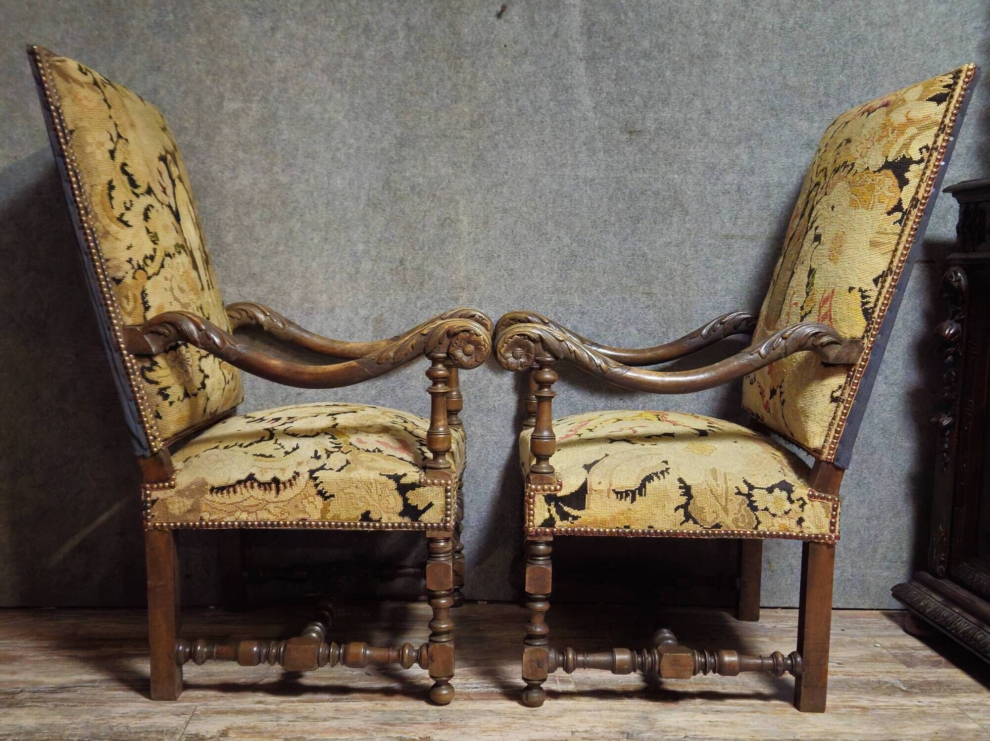 Pair of antique carved wooden armchairs – Figurative upholstery