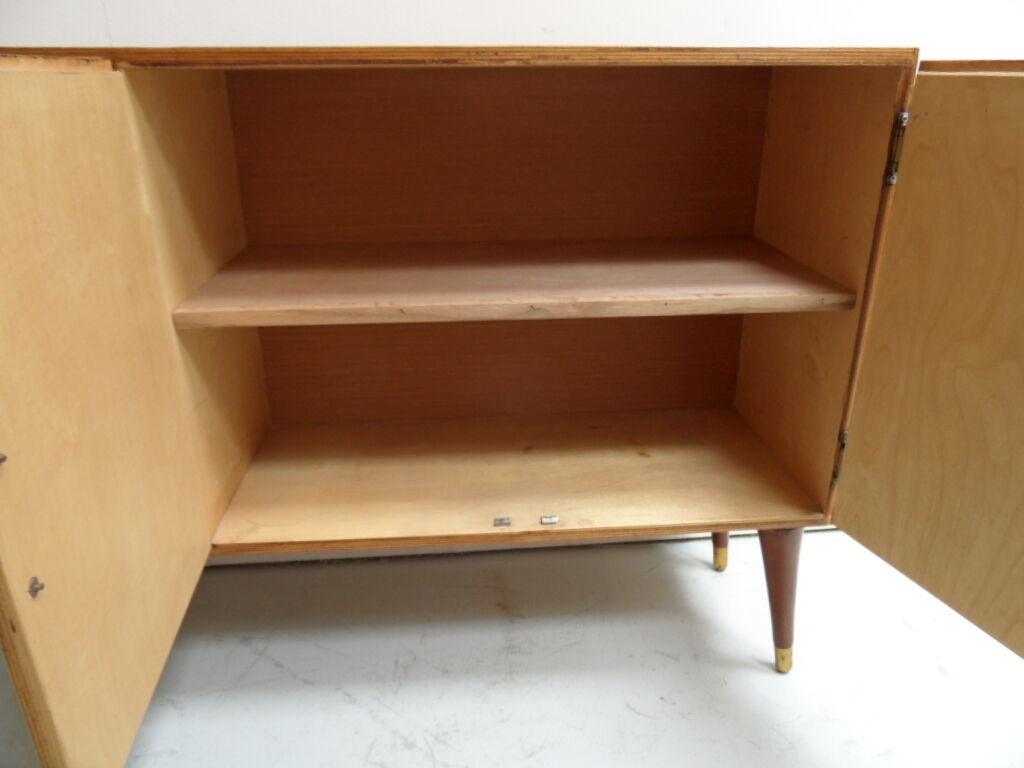 Buffet vintage avec 3 portes.