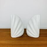 Paire de vases corail en céramique blanche, serre-livres