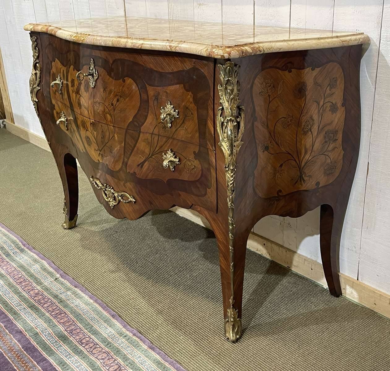 Commode de style Louis XV en bois de rose, chêne et dessus marbre