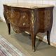 Commode de style Louis XV en bois de rose, chêne et dessus marbre